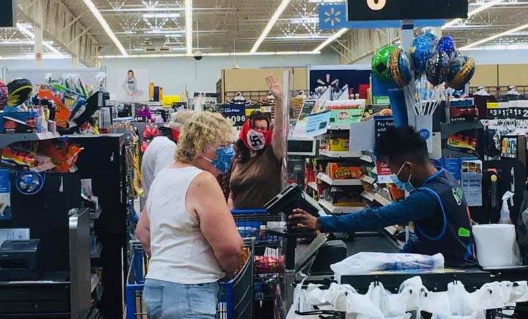 Indignación y repudio en EEUU por una pareja con mascarillas nazis en un supermercado pareja con mascarillas nazis en un supermercado