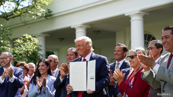 Trump firma decreto para fomentar la prosperidad de los latinos