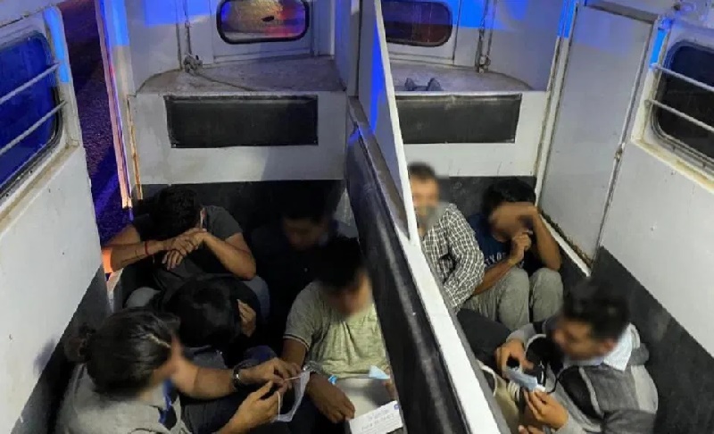 30 inmigrantes apilados Patrulla Fronteriza encuentra a 30 inmigrantes apilados en camioneta