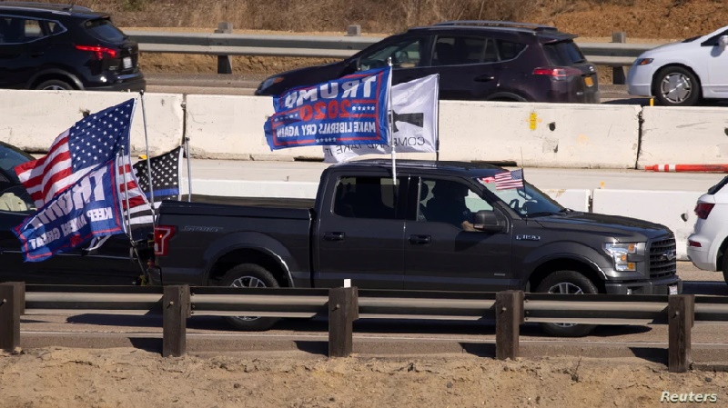 autobús de campaña de Biden FBI investiga incidente en Texas entre simpatizantes de Trump y autobús de campaña de Biden