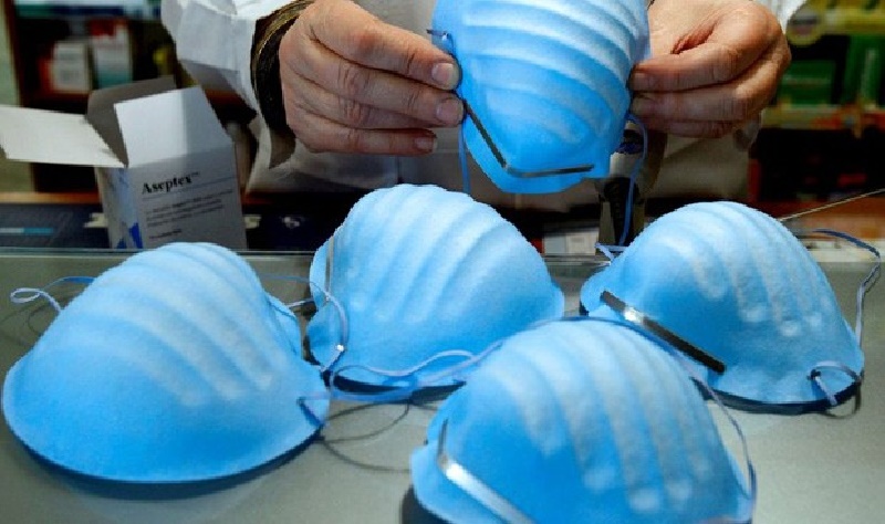 dos mascarillas a la vez Autoridades sanitarias de EE.UU. recomiendan el uso de dos mascarillas a la vez