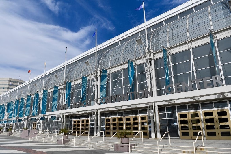 centro de acogida de migrantes El centro de convenciones de Long Beach, convertido en centro de acogida de migrantes