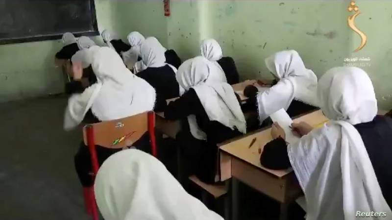 Niñas afganas en una clase en la ciudad de Herat, Afganistán, el 18 de agosto de 2021. Foto de Shamshadnews divulgada por Reuters.