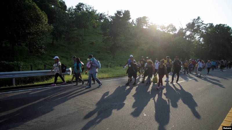 Enfermos y cansados, migrantes reanudan caravana en México tras rechazar acuerdo con Gobierno migrantes reanudan caravana en México