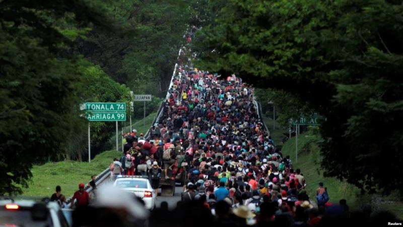 Miles de migrantes en caravana