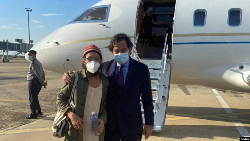 El gobernador de Nuevo México, Bill Richardson, posa para una foto con el periodista estadounidense Danny Fenster luego de su liberación de la prisión en Myanmar, en esta imagen sin fecha subida a Twitter el 15 de noviembre de 2021 y obtenida por Reuters.