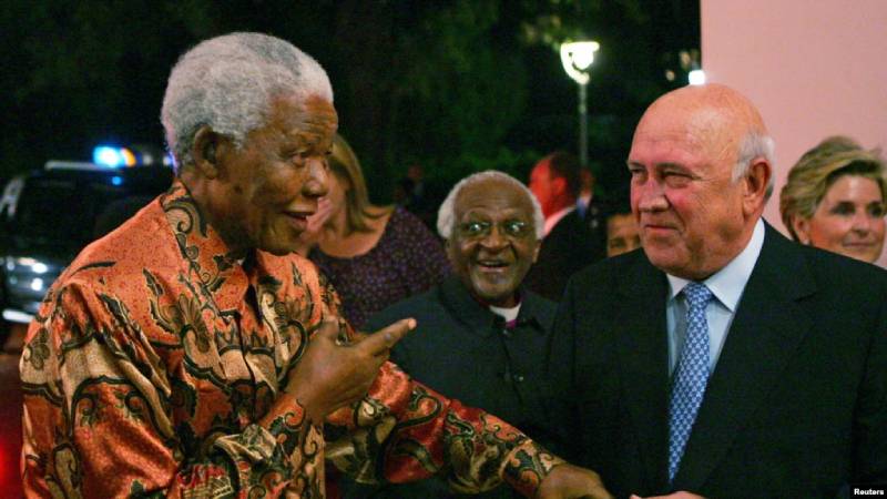 Los laureados sudafricanos con el Premio Nobel de la Paz, Nelson Mandela, el arzobispo Desmond Tutu y FW de Klerk en una foto de archivo el 17 de marzo de 2006./Reuters.