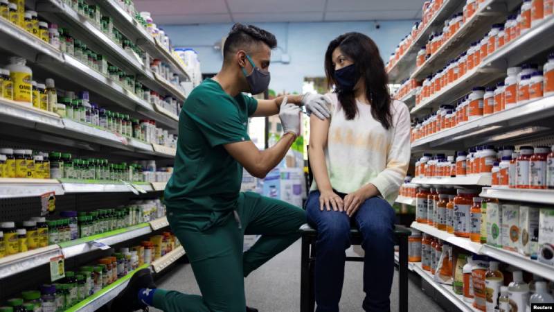 ARCHIVO - Una mujer recibe la vacuna Pfizer-BioNTech COVID-19 como dosis de refuerzo en Skippack Pharmacy en Schwenksville, Pensilvania, el 14 de agosto de 2021./Foto: Reuters.