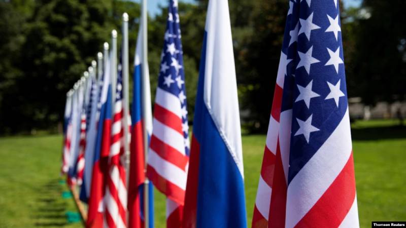 Banderas de EE. UU., Rusia y Suiza en el jardín de villa La Grange, un día antes del encuentro entre los presidentes de EE. UU., Joe Biden, y Rusia, Vladimir Putin, en Ginebra en junio de 2021./Foto: Thomson Reuters.