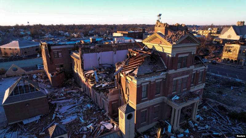 Decenas de muertos y destrucción por tornados fuera de temporada en EE. UU. tornados fuera de temporada en EE. UU.
