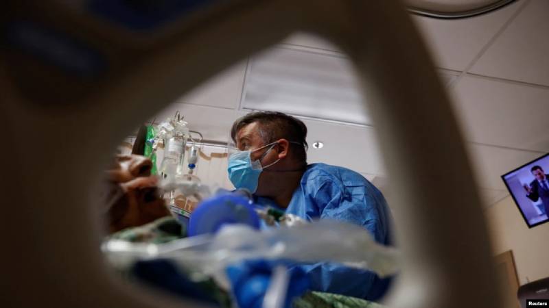 Un enfermero trata a un paciente de coronavirus en la Unidad de Cuidados Intensivos (UCI) del Centro Médico St. Mary en Apple Valley, California, EE. UU., el 1 de febrero de 2022./Foto: Reuters.