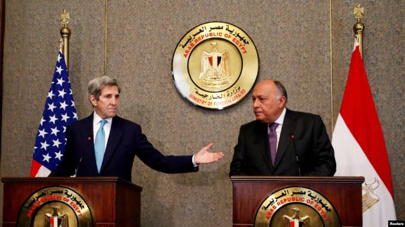 El enviado presidencial especial de EE. UU. para el clima, John Kerry, participa en una conferencia de prensa con el ministro de Relaciones Exteriores de Egipto, Sameh Shoukry, en El Cairo, el lunes 21 de febrero de 2022./Foto: Reuters.