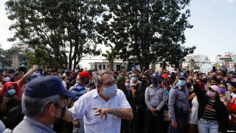 Varias personas que protestan se agolpan cerca de la embajada de Costa Rica después de que ese país impusiera requisitos de visa para los cubanos, en La Habana, Cuba, el 21 de febrero de 2022./Foto: Reuters.