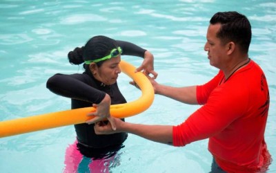 Migrantes toman clases de natación