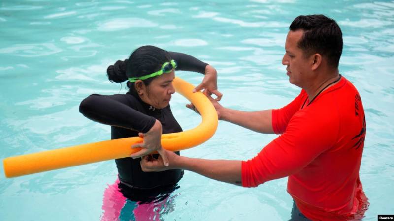  Migrantes toman clases de natación 