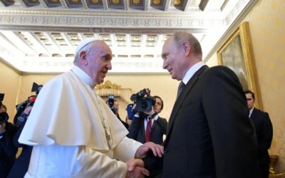 Papa Francisco quiere reunirse con Putin en Moscú