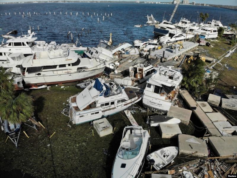 Embarcaciones dañadas tras el paso del huracán Ian en Fort Myers, Florida, el 29 de septiembre de 2022. REUTERS/Marco Bello