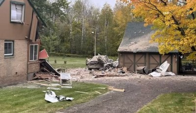 Tres muertos tras estrellarse avioneta contra una casa en Hermantown, Minnesota
