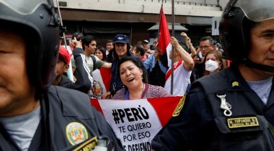 Presidenta de Perú propone adelantar comicios ante protestas