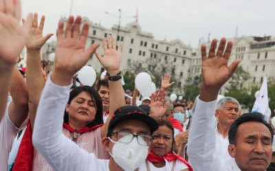 Peruanos marchan por la paz mientras país espera más protestas tras destitución de Castillo