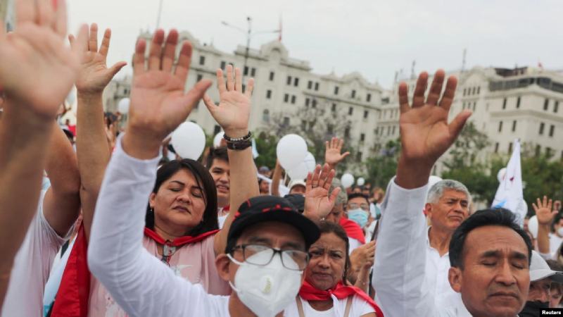 Peruanos marchan por la paz mientras país espera más protestas tras destitución de Castillo
