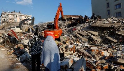Buscan sobrevivientes del terremoto en Turquía y Siria