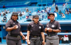 Primer equipo femenino de árbitros de béisbol en Cuba