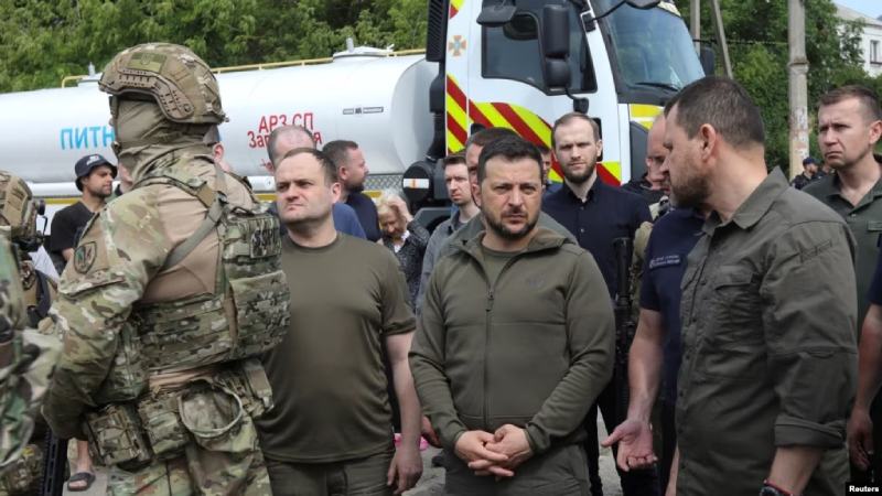 Zelenskyy visita zona inundada en Jersón por rotura de represa