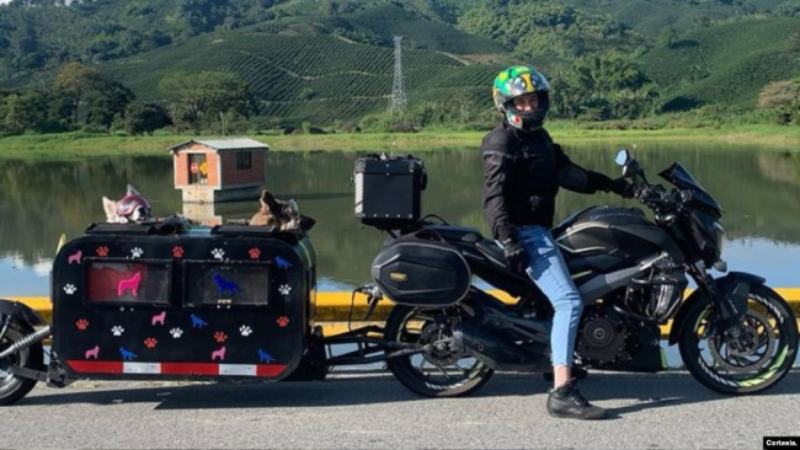 Dos colombianos dejaron todo para recorrer el país junto a sus mascotas en motocicleta  