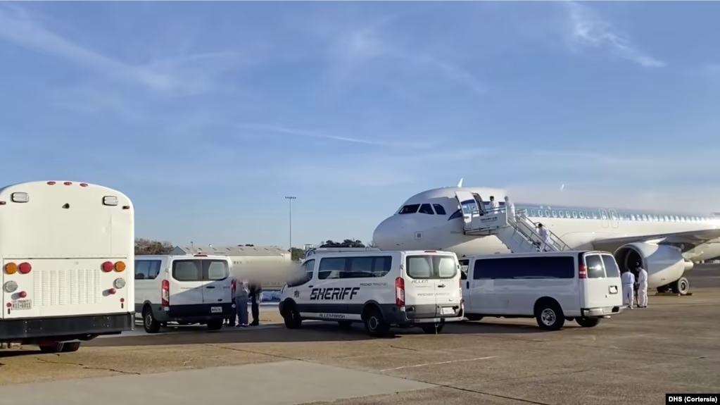 Unos 30 vuelos con deportados han salido desde EEUU a Venezuela y Centroamérica en las últimas dos semanas vuelos con deportados