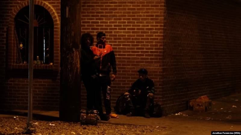 Disminuye número de migrantes durmiendo en las calles de El Paso; persisten temores por futuro en EEUU