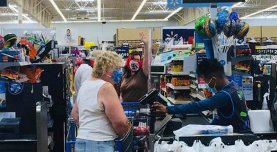 pareja con mascarillas nazis en un supermercado