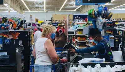 pareja con mascarillas nazis en un supermercado