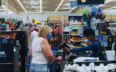 pareja con mascarillas nazis en un supermercado