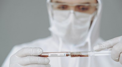 Prueba comunitaria de COVID-19 desde su automóvil en Dakota Child and Family Center en la Ciudad de Burnsville, MN