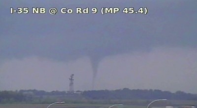 Tornado azota ciudad al sur de Los Ángeles