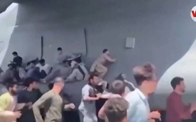 Encuentran restos humanos en rueda de avión estadounidense que partió de Kabul