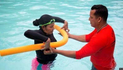 Migrantes toman clases de natación