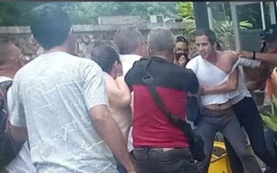 agreden a líder opositor Juan Guaidó