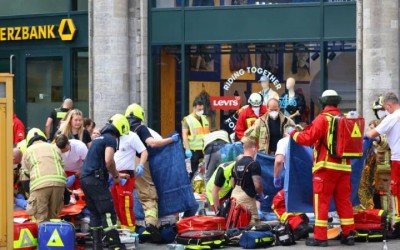 Automóvil embiste a multitud en calle de Berlín
