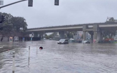 California ordena evacuaciones por tormenta, que deja apagón