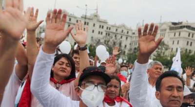 Peruanos marchan por la paz mientras país espera más protestas tras destitución de Castillo