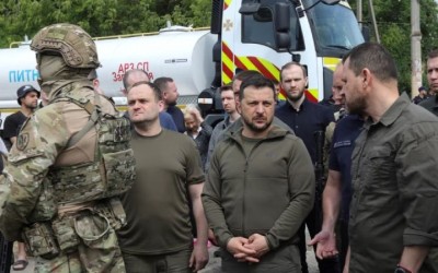 Zelenskyy visita zona inundada en Jersón por rotura de represa