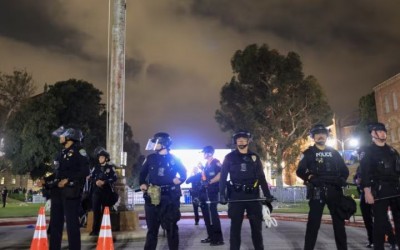 Policía antimotines en campus de UCLA tras choques entre manifestantes por guerra en Gaza