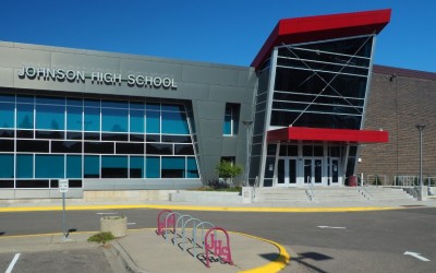 Estudiante de 14 años arrestado por portar arma en primer día de clases en St. Paul