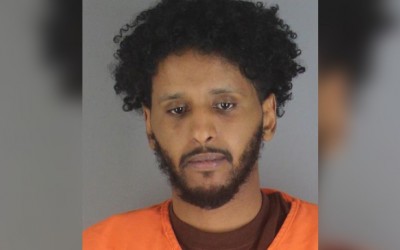 Hombre acusado de homicidio tras disparar a mujer en apartamento de Richfield