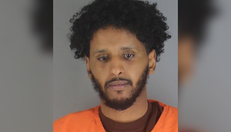 Hombre acusado de homicidio tras disparar a mujer en apartamento de Richfield