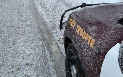 Un muerto y dos heridos en choque múltiple de cinco vehículos por nieve en Minnesota