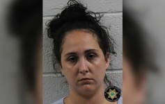 Arrestan a mujer en Tennessee acusada de intentar ahogar a un menor en la piscina de una vivienda