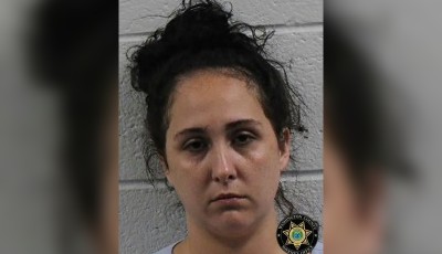 Arrestan a mujer en Tennessee acusada de intentar ahogar a un menor en la piscina de una vivienda